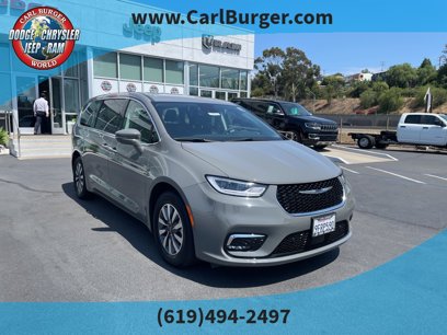 Used 2022 Chrysler Pacifica Touring-L w/ Uconnect Theater Family Group