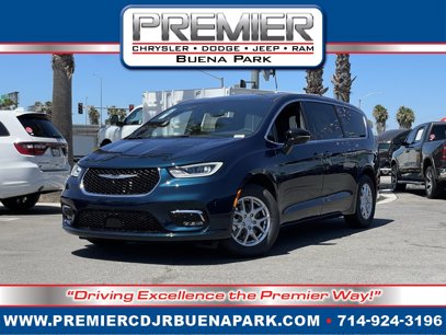New 2025 Chrysler Pacifica Select w/ Uconnect Theater Family Group