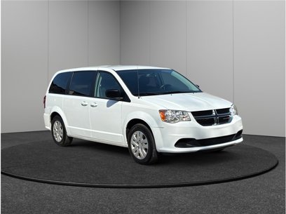Used 2018 Dodge Grand Caravan SE w/ UConnect Hands-Free Group