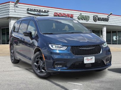 New 2025 Chrysler Pacifica Premium