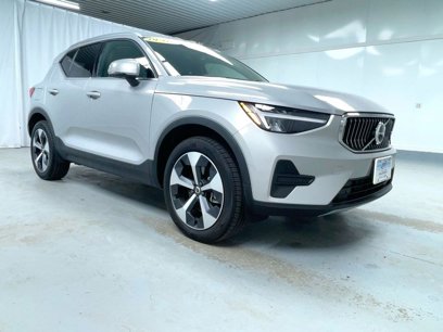 New 2025 Volvo XC40 B5 Core w/ Climate Package