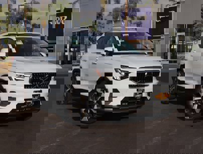 New 2025 Volvo XC40 B5 Core w/ Climate Package