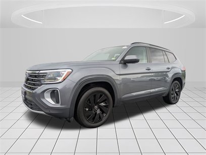 Used 2024 Volkswagen Atlas SE w/ Black Wheel Package