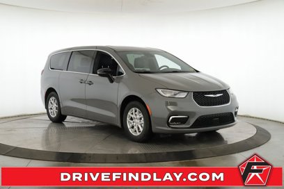 New 2025 Chrysler Pacifica Select