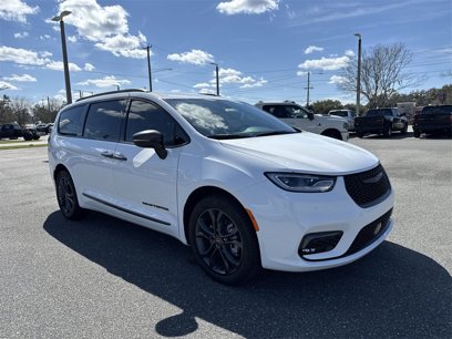 New 2024 Chrysler Pacifica Touring-L w/ Road Tripper Package