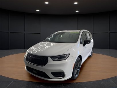 New 2024 Chrysler Pacifica Limited w/ S Appearance Package