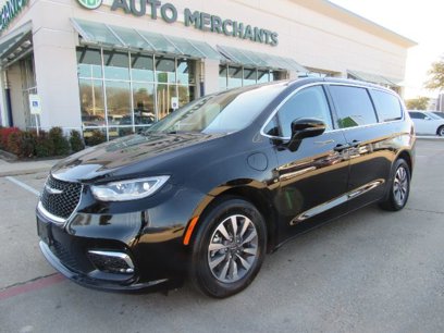 Used 2024 Chrysler Pacifica Select
