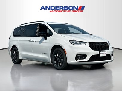 New 2025 Chrysler Pacifica Select