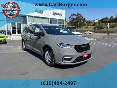 Used 2025 Chrysler Pacifica Select