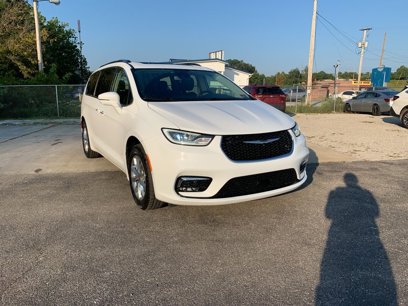 Used 2021 Chrysler Pacifica Touring-L w/ Uconnect Theater Family Group