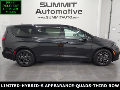 Used 2023 Chrysler Pacifica Limited w/ Uconnect Theater Family Group