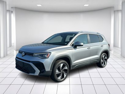 Used 2025 Volkswagen Taos SE w/ Panoramic Sunroof Package