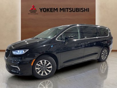 Used 2024 Chrysler Pacifica Select