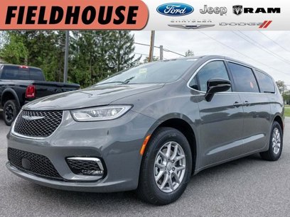 New 2025 Chrysler Pacifica Select