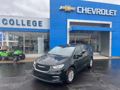 Used 2025 Chrysler Pacifica Select