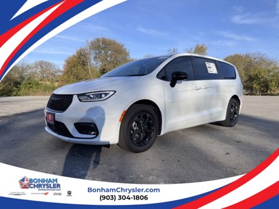 New 2024 Chrysler Pacifica Limited w/ Uconnect Theater Family Group