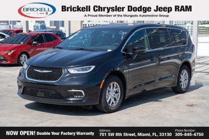 New 2025 Chrysler Pacifica Select