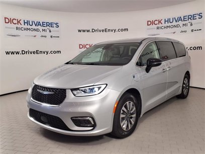 Used 2024 Chrysler Pacifica Select