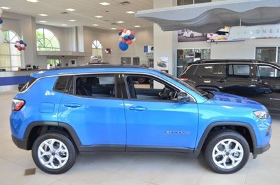 New 2025 Jeep Compass Latitude w/ Sun and Sound Group