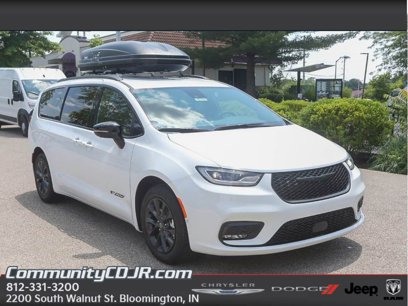 New 2025 Chrysler Pacifica Select w/ Fav Edition Package