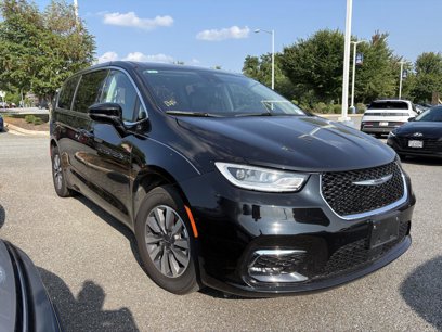 Used 2024 Chrysler Pacifica Select