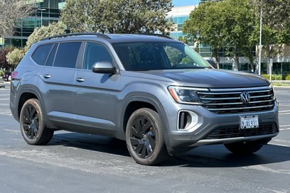 Used 2024 Volkswagen Atlas SE w/ Black Wheel Package