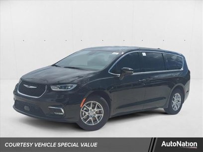 New 2025 Chrysler Pacifica Select w/ Uconnect Theater Family Group
