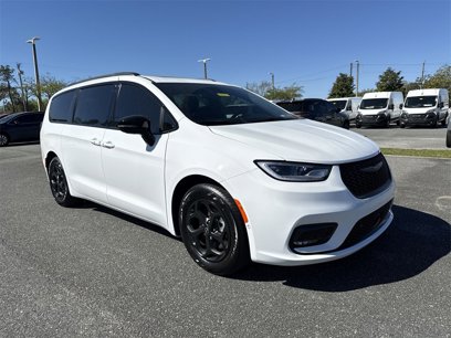 New 2025 Chrysler Pacifica Premium