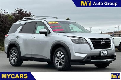 New 2025 Nissan Pathfinder SL w/ Cargo Package