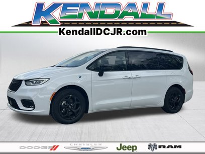 New 2025 Chrysler Pacifica Select
