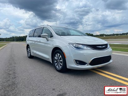 Used 2020 Chrysler Pacifica Touring-L Plus w/ Advanced Safetytec Group