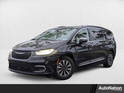 Used 2021 Chrysler Pacifica Limited w/ Uconnect Theater Family Group