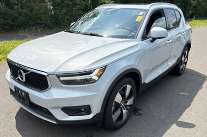 Used 2022 Volvo XC40 T5 Momentum w/ Premium Package