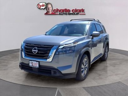New 2025 Nissan Pathfinder SV w/ SV Premium Package