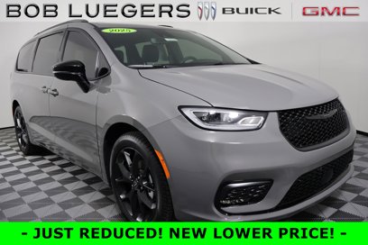 Used 2025 Chrysler Pacifica Limited