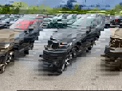 New 2025 Volvo XC40 B5 Core w/ Climate Package