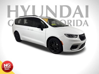 Used 2025 Chrysler Pacifica Premium