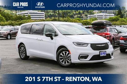 Used 2024 Chrysler Pacifica Select