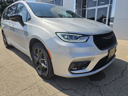 Used 2023 Chrysler Pacifica Limited w/ S Appearance Package