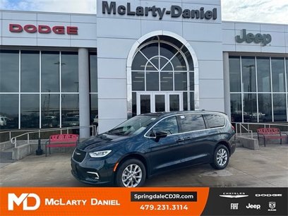New 2025 Chrysler Pacifica Select w/ Uconnect Theater Family Group