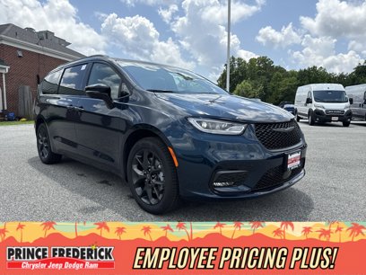 New 2025 Chrysler Pacifica Limited w/ Uconnect Theater Family Group