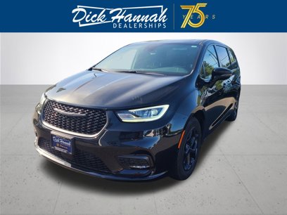 Used 2022 Chrysler Pacifica Limited w/ Uconnect Theater Family Group