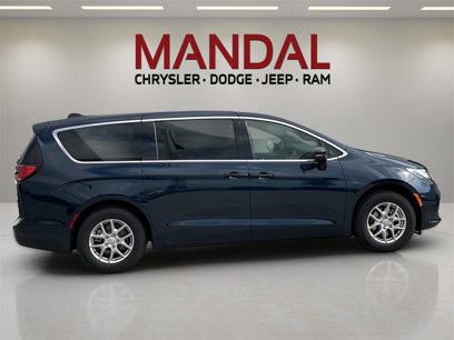 New 2025 Chrysler Pacifica Select