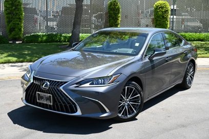 New 2025 Lexus ES 300h w/ Premium Package