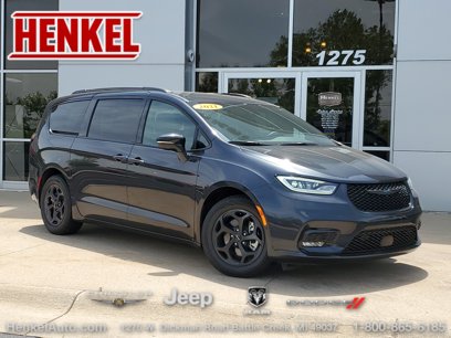 Used 2021 Chrysler Pacifica Limited w/ Uconnect Theater Family Group