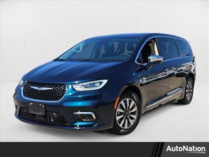 Used 2022 Chrysler Pacifica Limited w/ Uconnect Theater Family Group