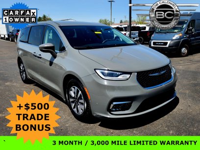 Used 2022 Chrysler Pacifica Touring-L w/ Uconnect Theater Family Group