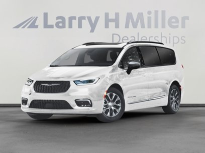 New 2025 Chrysler Pacifica Select