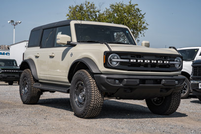 New 2025 Ford Bronco Outer Banks w/ Sasquatch Package