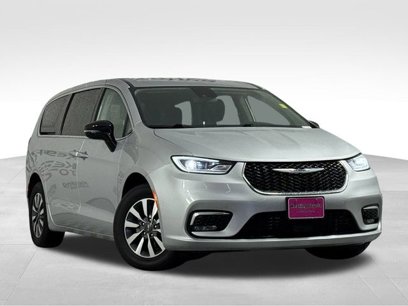 Used 2024 Chrysler Pacifica Select
